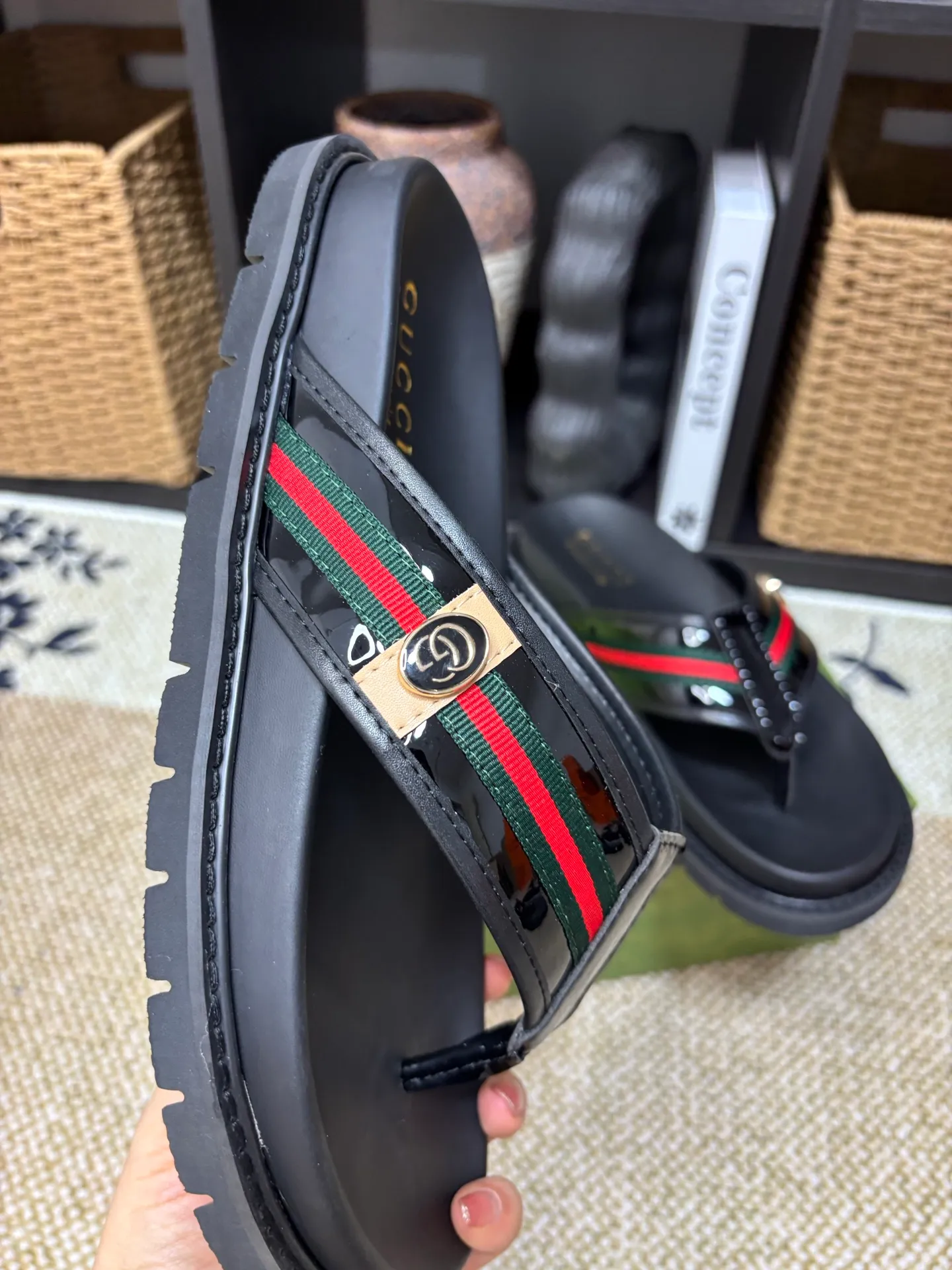 Factory 💰 300 yuan Gucci slippers] high-end men's shoes brand official website 1:1 latest masterpiece: original mold customization, the fabric is made of imported original materials, upgraded outsole, lighter and non-slip. The market's top quality, simple yet tasteful, a must-have for fashionistas, fashionable at your feet, full of confidence, the same style at the counter 👍The season of summer slippers is here. Code: 38-45 (45 customized)
